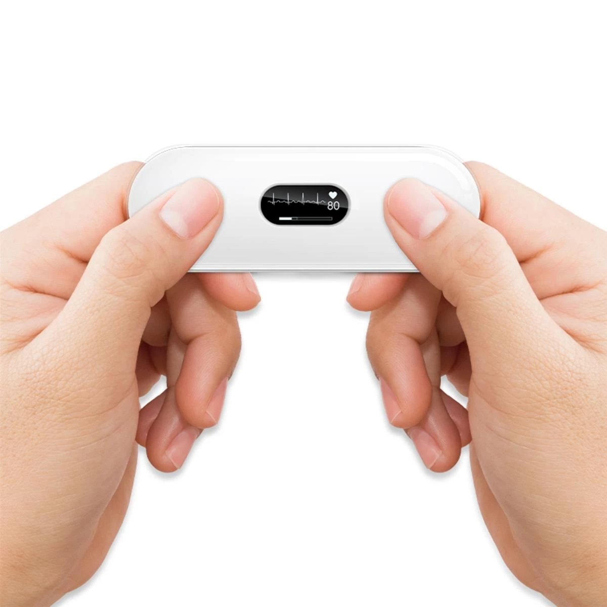 Das weiße Lepu DuoEKG, mit kleinem OLED-Display wird zwischen Daumen und Zeigefinger beider Hände gehalten und führt gerade eine Messung durch.