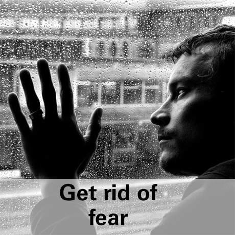 Mann am Fenster und Regen bei Ängste loswerden