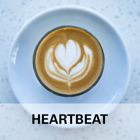 Kaffee mit Herz als Symbol fuer Herklopfen