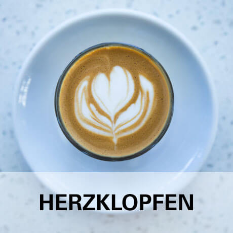 Bild von Kaffee mit Herz als Symbol für Herzklopfen