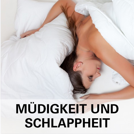 Müdigkeit Schlappheit Frau zufrieden in einem weissen Bett